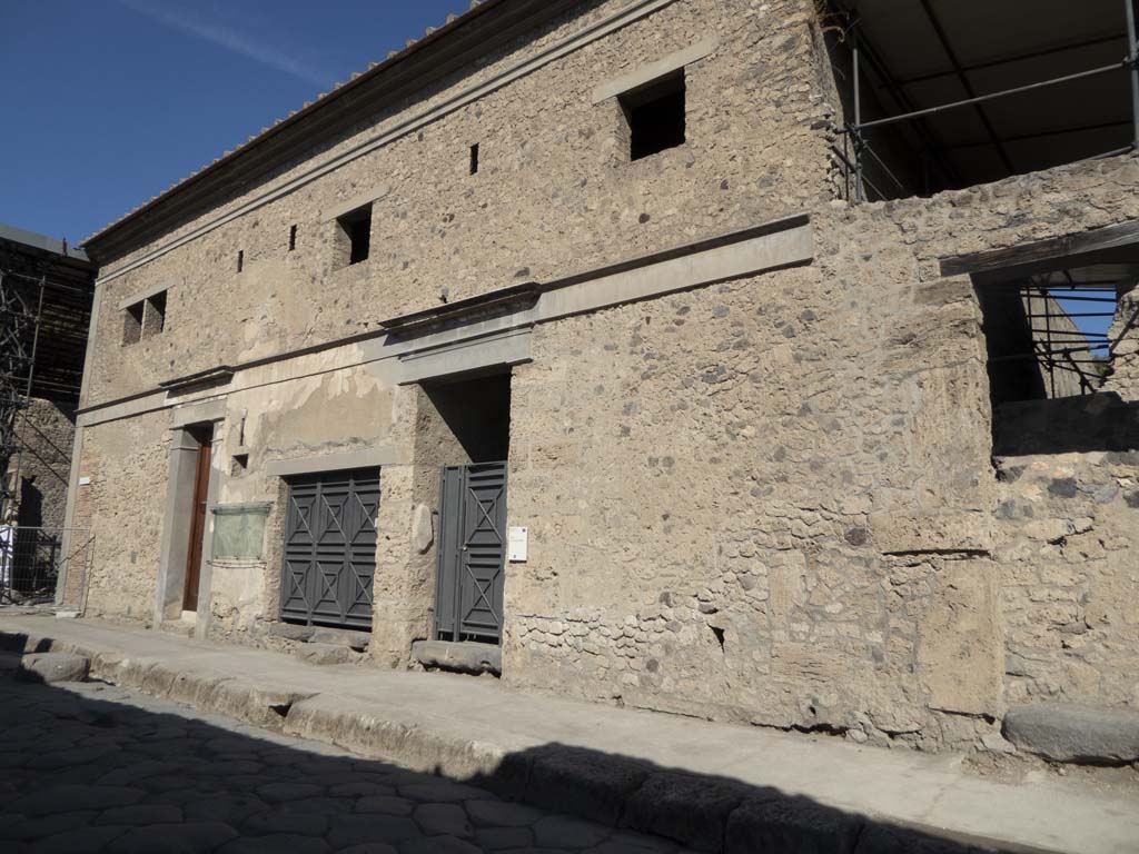 IX.13.1/2/3 Pompeii. September 2017. Looking west along front facade
Foto Annette Haug, ERC Grant 681269 DÉCOR.


