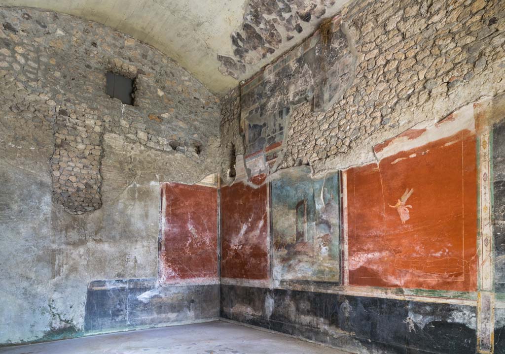 IX.13.1-3 Pompeii. April 2022. Room 13, detail of north-east corner. Photo courtesy of Johannes Eber.