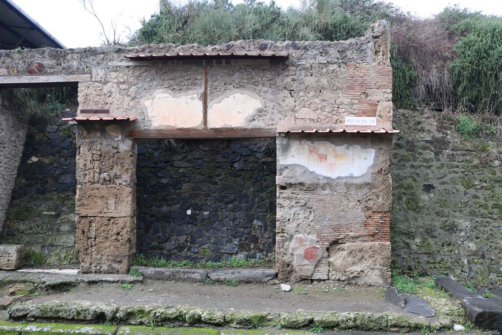 IX.13.6 Pompeii, in centre. December 2018. Looking north to entrance doorway. Photo courtesy of Aude Durand.
