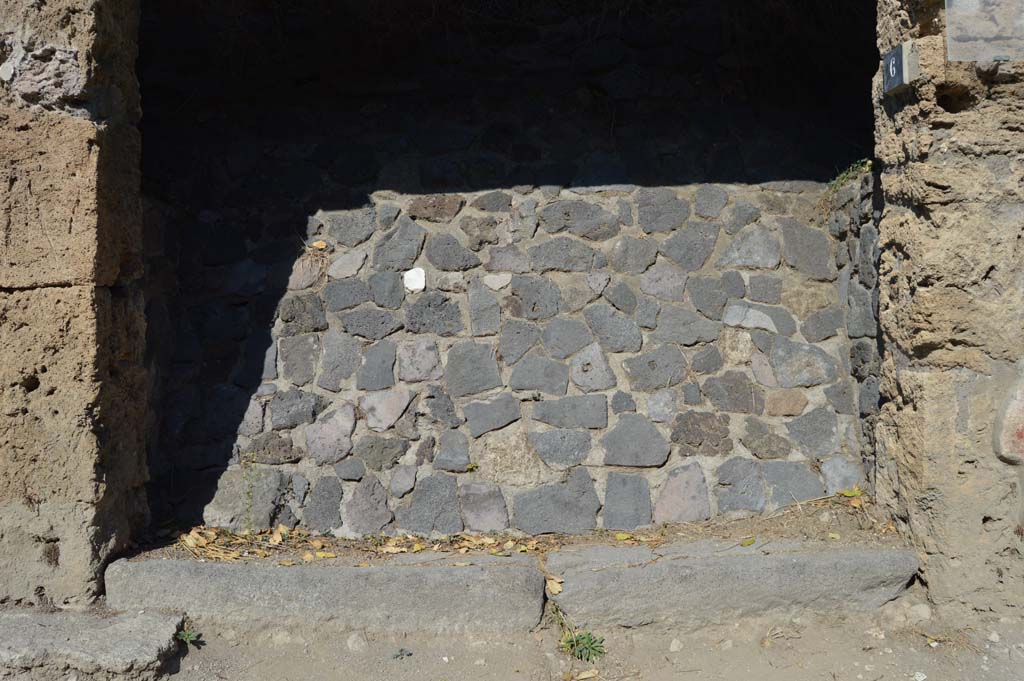 IX.13.6, on right, Pompeii. October 2017. Detail of doorway threshold.  
Foto Taylor Lauritsen, ERC Grant 681269 DÉCOR.

