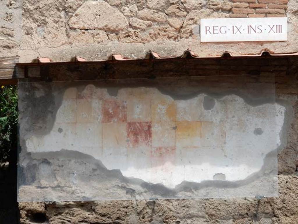 IX.13.6 Pompeii. May 2018. Painted plaster on east side of entrance, with chessboard pattern. 
Photo courtesy of Buzz Ferebee.
