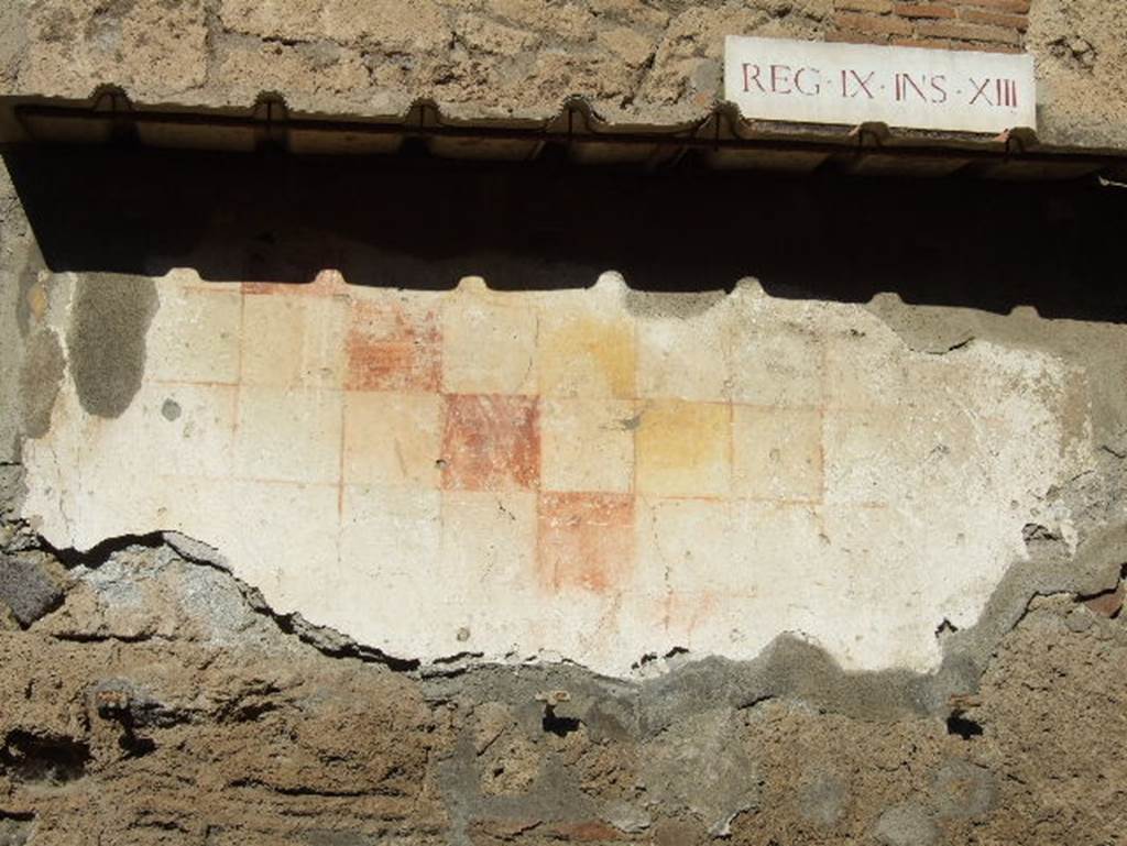 IX.13.6 Pompeii.  December 2005. Detail of plaster with chessboard pattern to east of entrance.