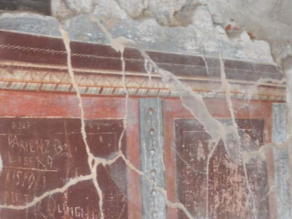 IX.14.4 Pompeii. May 2017. Room 5, detail from east wall. Photo courtesy of Buzz Ferebee.