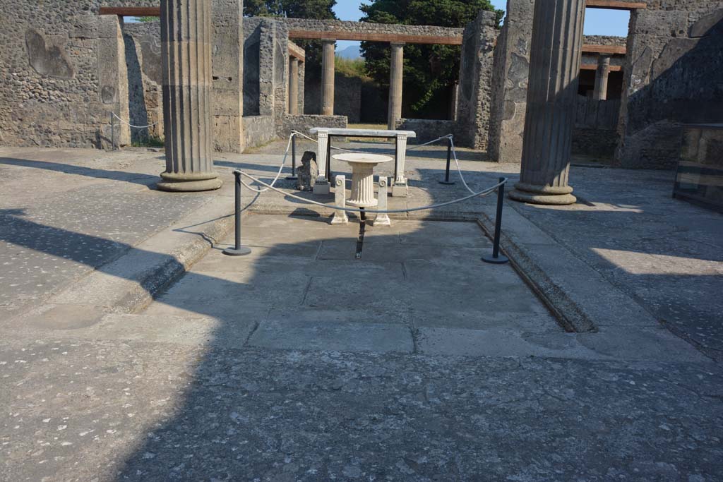 IX.14.4 Pompeii. July 2017. Looking south across atrium towards impluvium.
Foto Annette Haug, ERC Grant 681269 DÉCOR.
