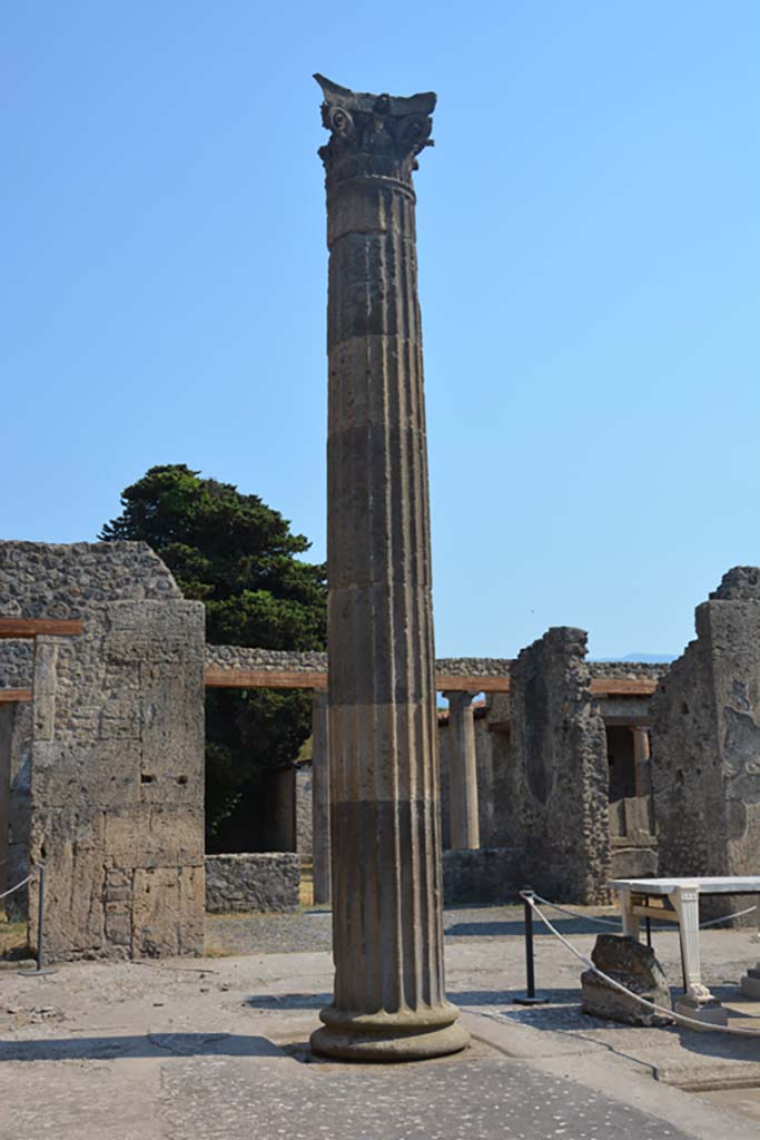 IX.14.4 Pompeii. July 2017. Column on south-east side of impluvium in atrium.
Foto Annette Haug, ERC Grant 681269 DÉCOR.

