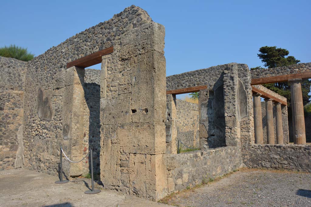 IX.14.4 Pompeii. July 2017. Doorway into corridor I, on east side of Tablinum H, on right.
Foto Annette Haug, ERC Grant 681269 DÉCOR.


