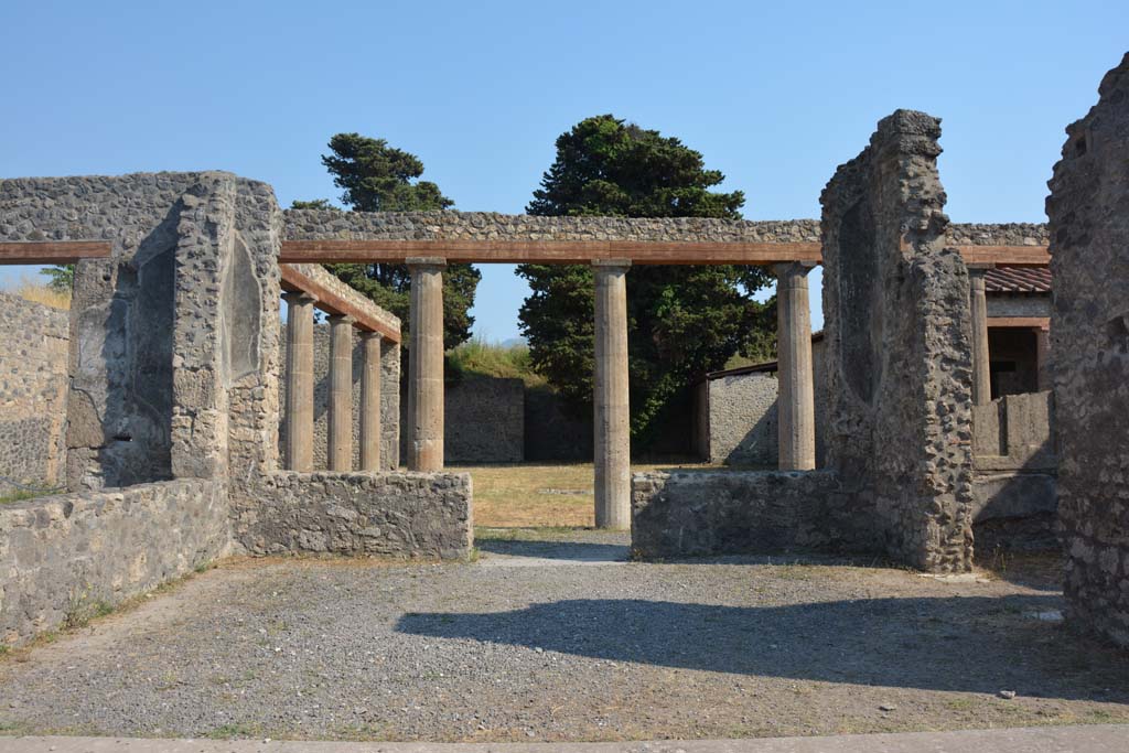 IX.14.4 Pompeii. July 2017. Tablinum H, looking south from atrium towards portico and peristyle.
Foto Annette Haug, ERC Grant 681269 DÉCOR.

