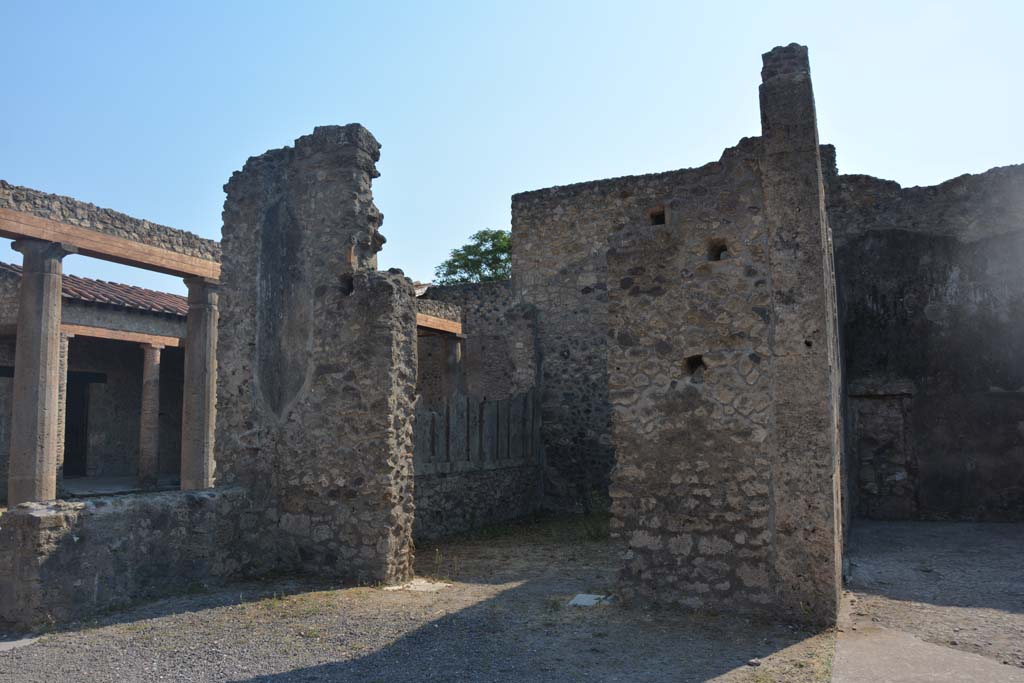 IX.14.4 Pompeii. July 2017. Tablinum H and Triclinium 24, looking west along south wall.
Foto Annette Haug, ERC Grant 681269 DÉCOR.
