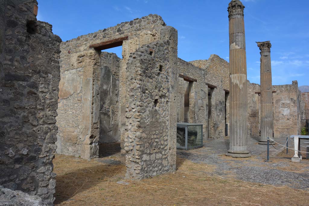 IX.14.4 Pompeii. September 2019. Triclinium 24, on left, looking north-west towards west side of atrium from tablinum.
Foto Annette Haug, ERC Grant 681269 DÉCOR.
