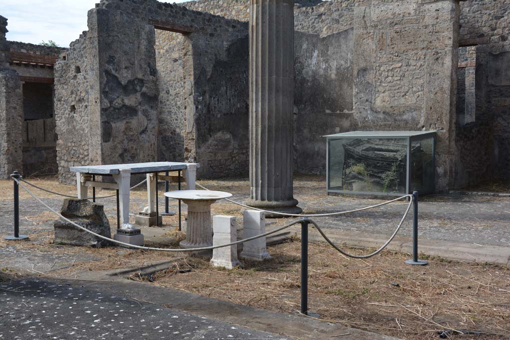 IX.14.4 Pompeii. September 2019. 
Looking south-west across Tetrastyle Atrium B towards doorways to triclinium 24, on left, west ala 25, in centre, money chest and cubiculum 26, on right.
Foto Annette Haug, ERC Grant 681269 DÉCOR.
