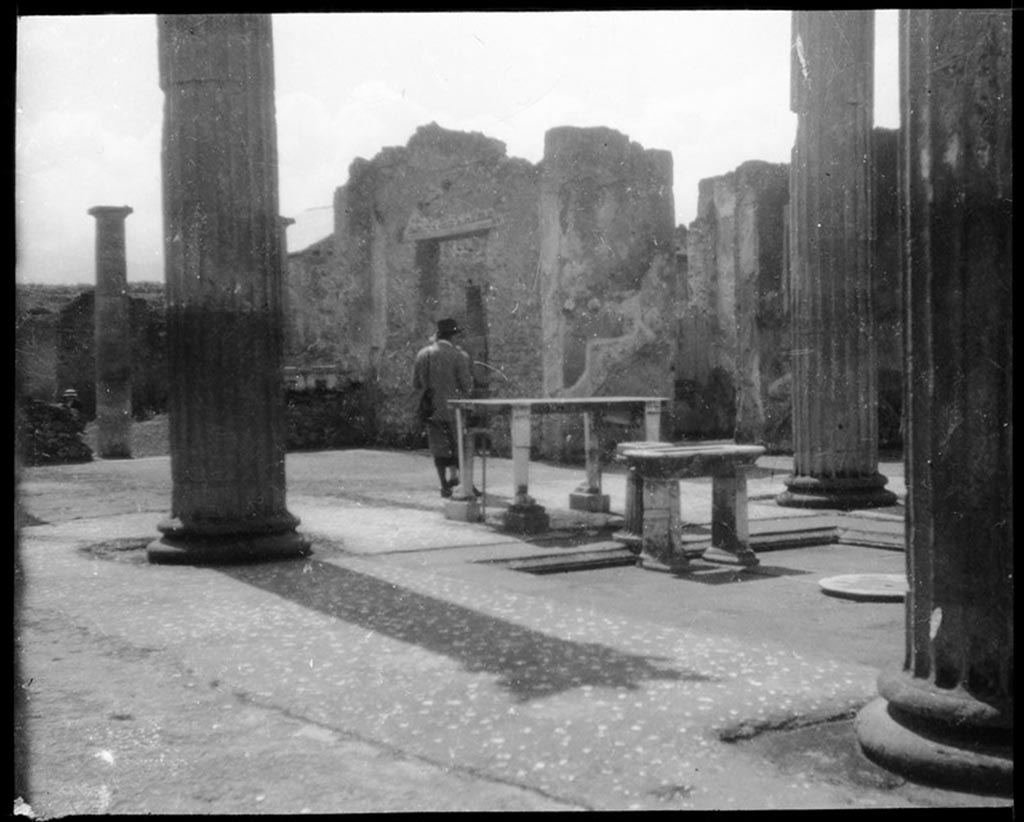 IX.14.4 Pompeii. Photo by B.M. Blackwood. Looking south-west across Tetrastyle Atrium B, with west ala 25, on right. 
Used with the permission of the Institute of Archaeology, University of Oxford. File name blackwood 004. Resource ID. 24580
See photo on University of Oxford HEIR database
