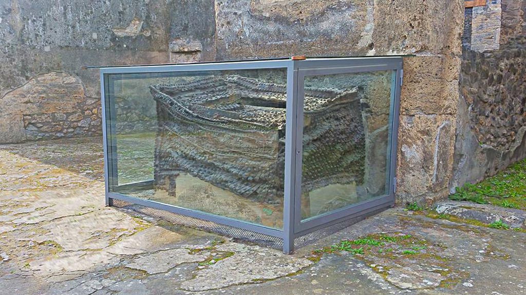 IX.14.4 Pompeii. 2016/2017. Large arca or money chest (q) on the west side of the atrium. Photo courtesy of Giuseppe Ciaramella.