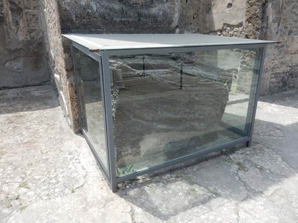 IX.14.4 Pompeii. May 2017. Large arca or money chest (q) on the west side of the atrium. Photo courtesy of Buzz Ferebee.
