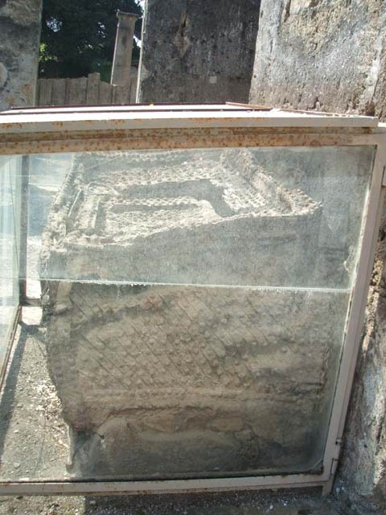 IX.14.4 Pompeii. May 2005. Right side of arca or money chest. 