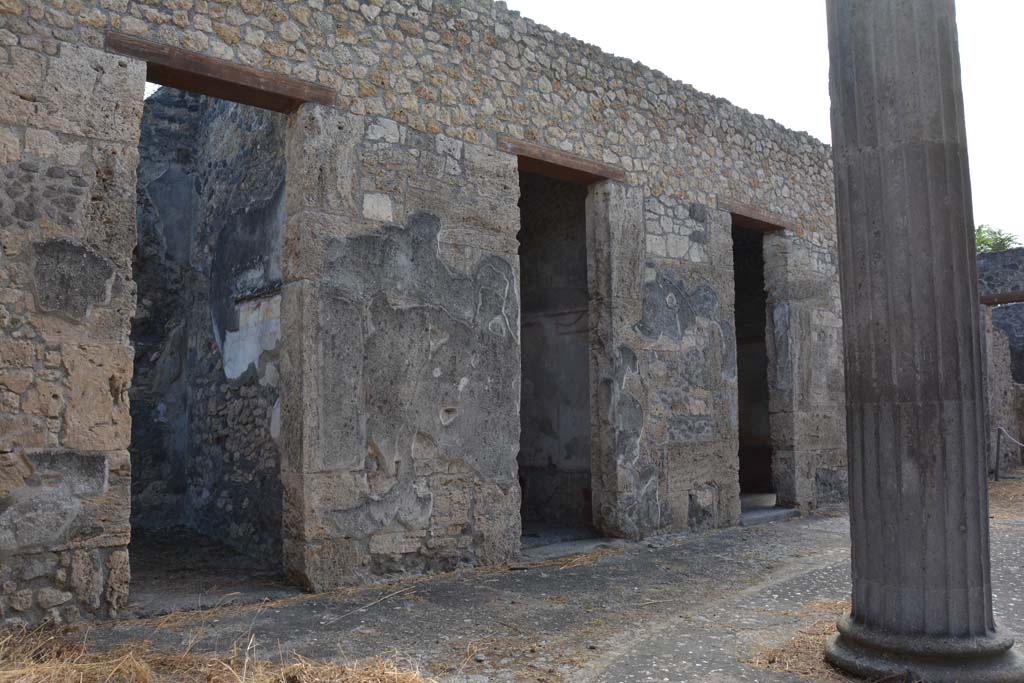 IX.14.4 Pompeii. September 2019. Looking south along east wall of atrium, with doorway to room C, on left.
Foto Annette Haug, ERC Grant 681269 DÉCOR.

