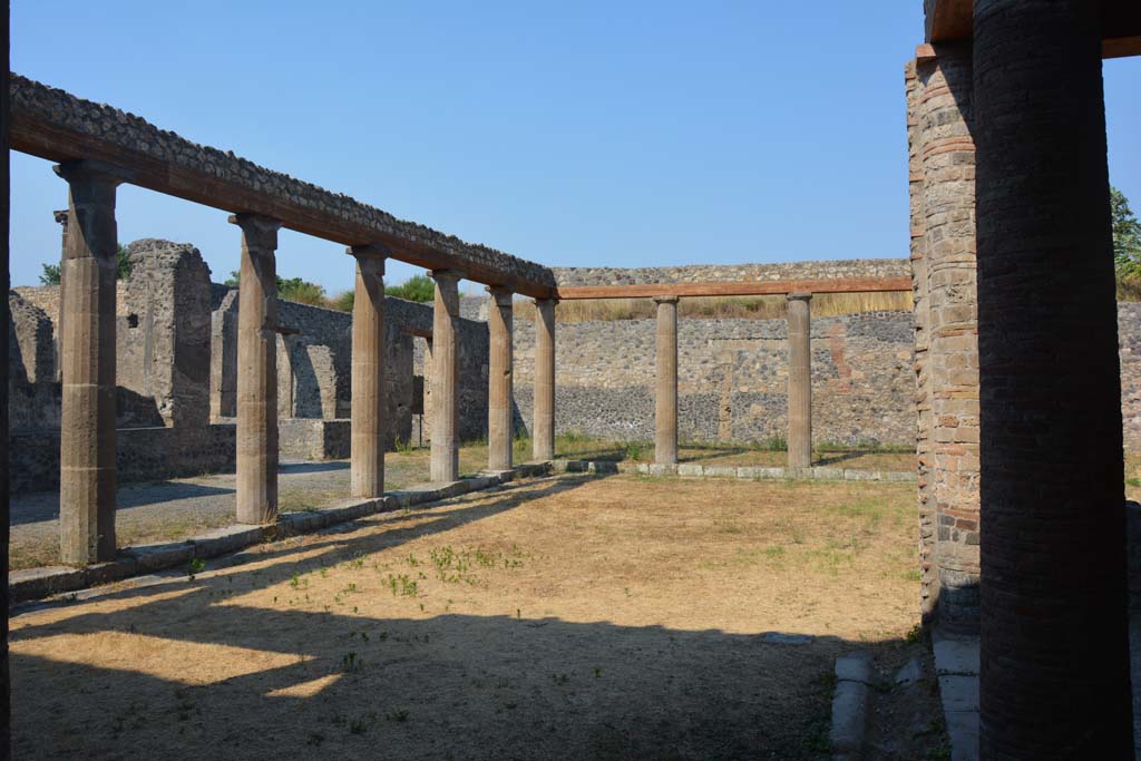 IX.14.4 Pompeii. July 2017. Looking north-east across peristyle from west portico.
Foto Annette Haug, ERC Grant 681269 DÉCOR.

