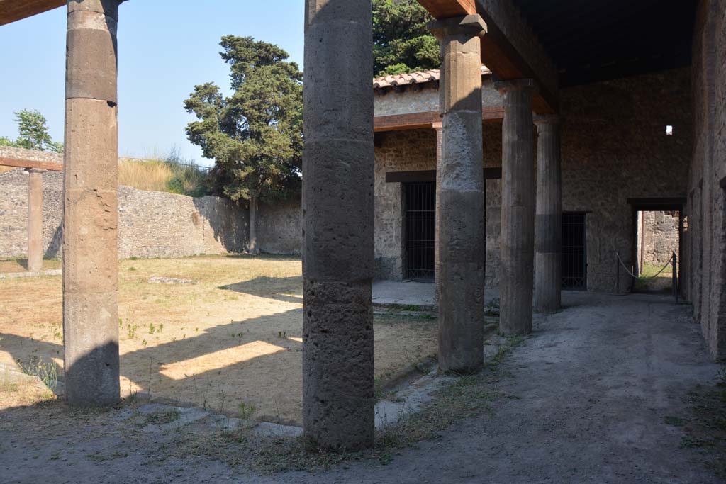 IX.14.4 Pompeii. July 2017. Looking south-east across peristyle.
Foto Annette Haug, ERC Grant 681269 DÉCOR.

