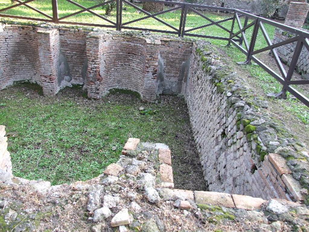 HGW24 Pompeii. December 2006. Pool with bays in walls. 