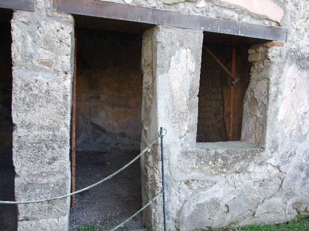 HGW24 Pompeii. December 2006. Doorway to small room to the south of peristyle, with window onto south portico.