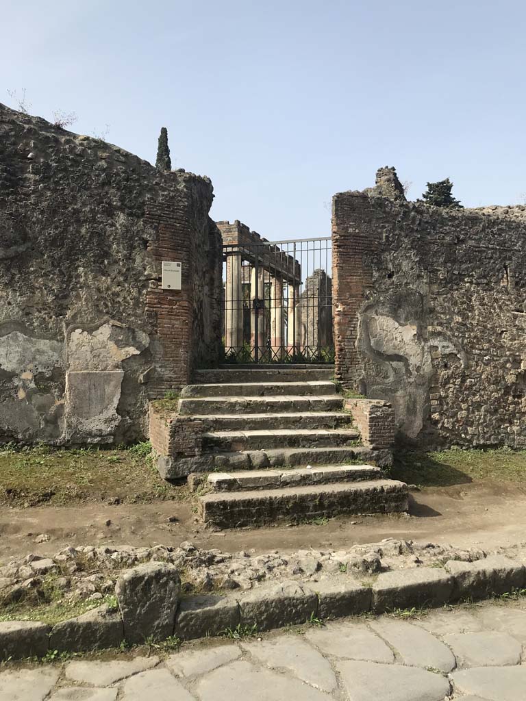 HGW24 Pompeii. September 2021. Looking west to entrance doorway. Photo courtesy of Klaus Heese.