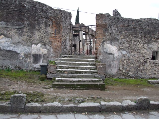 HGW24 Pompeii. September 2021. Detail of entrance steps. Photo courtesy of Klaus Heese. 
