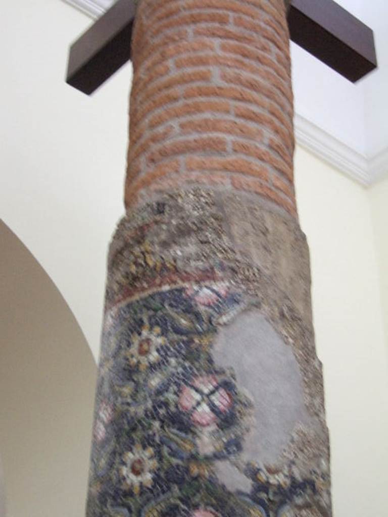 HGE12 Villa of the Mosaic Columns. Detail of floral decoration on upper part of mosaic column. Now in Naples Archaeological Museum. Inventory number 10000.