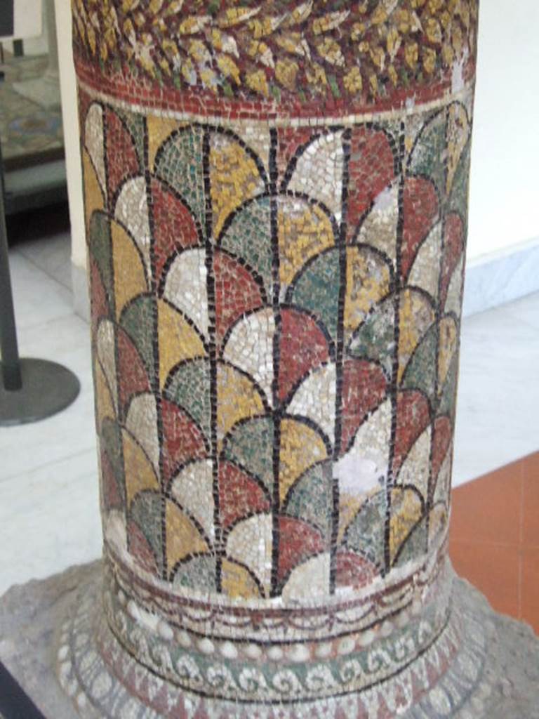 HGE12 Villa of the Mosaic Columns. Detail of geometric design and base of mosaic column. Now in Naples Archaeological Museum. Inventory number 10000.