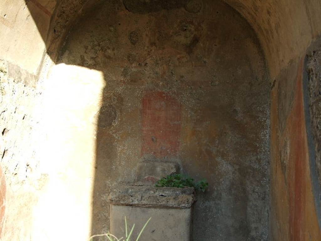 HGE12 Pompeii. December 2006. Lararium with altar, east wall.