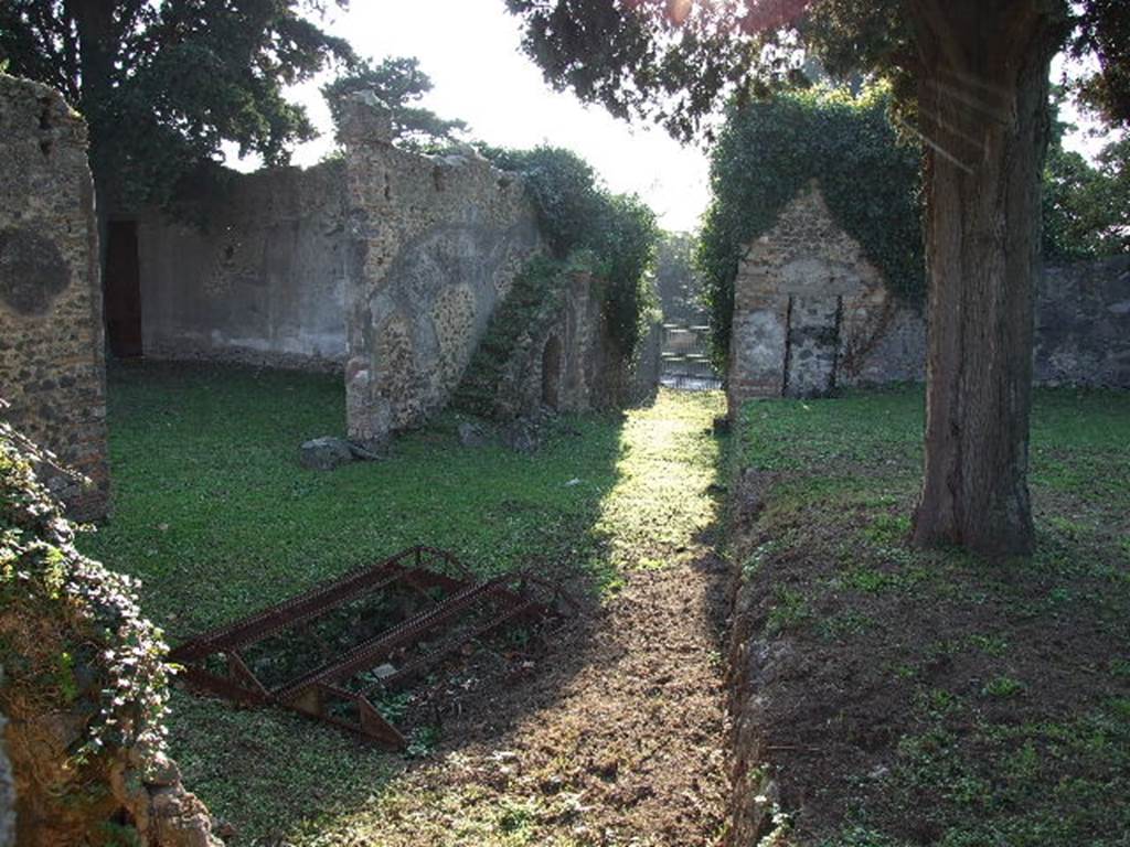 HGE12 Pompeii. December 2006. Looking west from staircase across courtyard towards a second staircase and entrance HGE14.