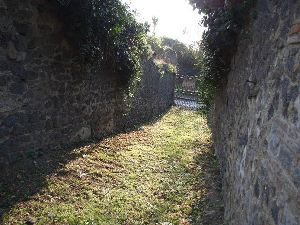 HGE12 Pompeii. December 2006. Looking west along corridor leading to interior of entrance HGE14.