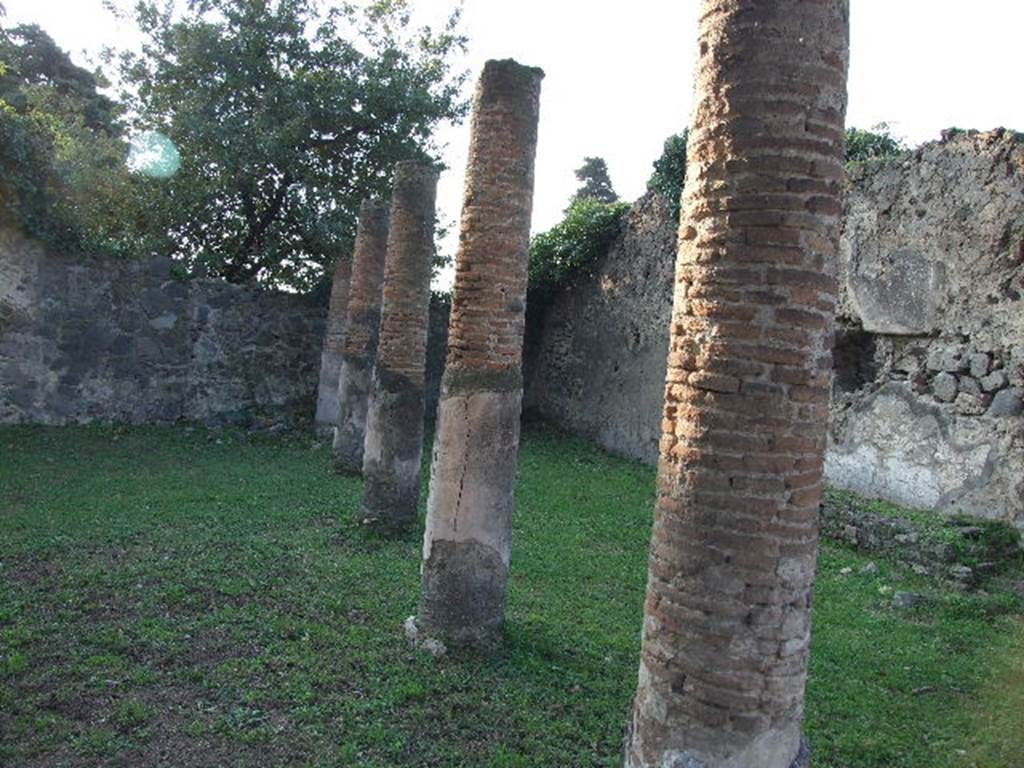 HGE12 Pompeii. December 2006. Looking north-west towards columns in courtyard on north side of entrance HGE14.
