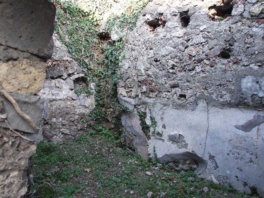 HGE12 Pompeii. December 2006. Doorway to room on east side (right ) of entrance to central corridor.