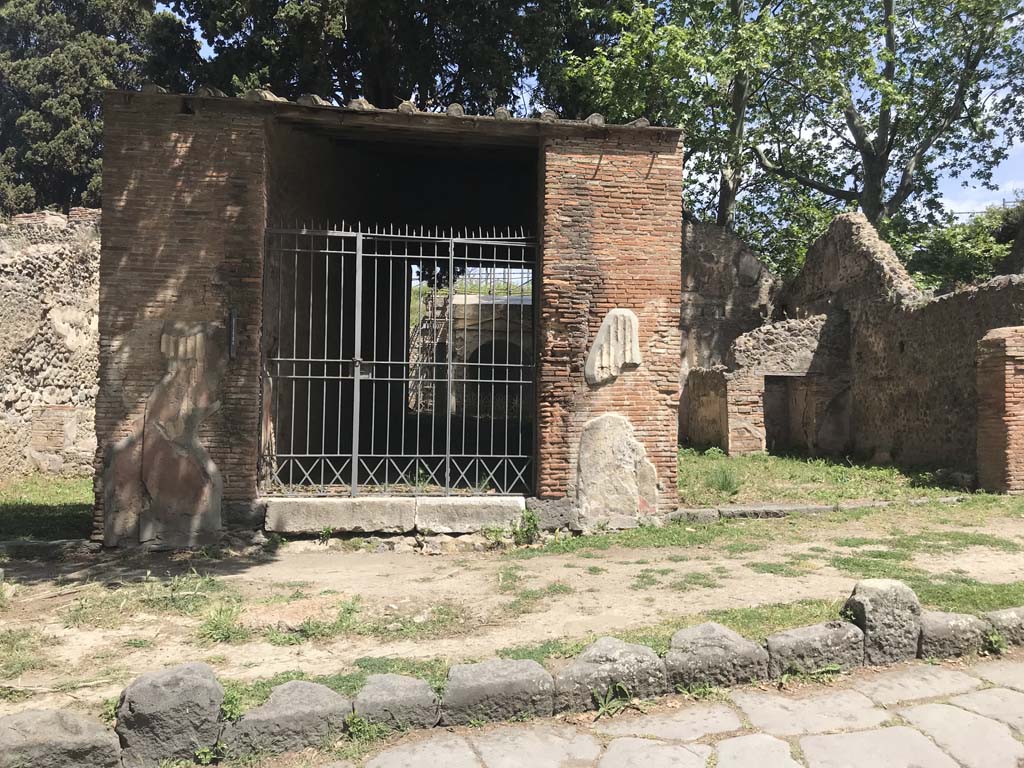 HGE12, Villa of Mosaic Columns, April 2019. Looking east to entrance doorway.
Photo courtesy of Rick Bauer.
