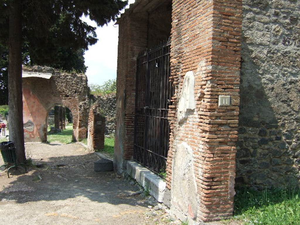 HGE12 Pompeii. May 2006. Entrance doorway, looking north along Via dei Sepolcri. 