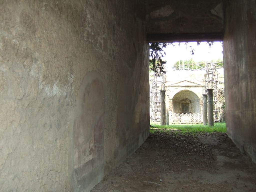 HGE12 Pompeii. May 2006. North wall of entrance corridor.