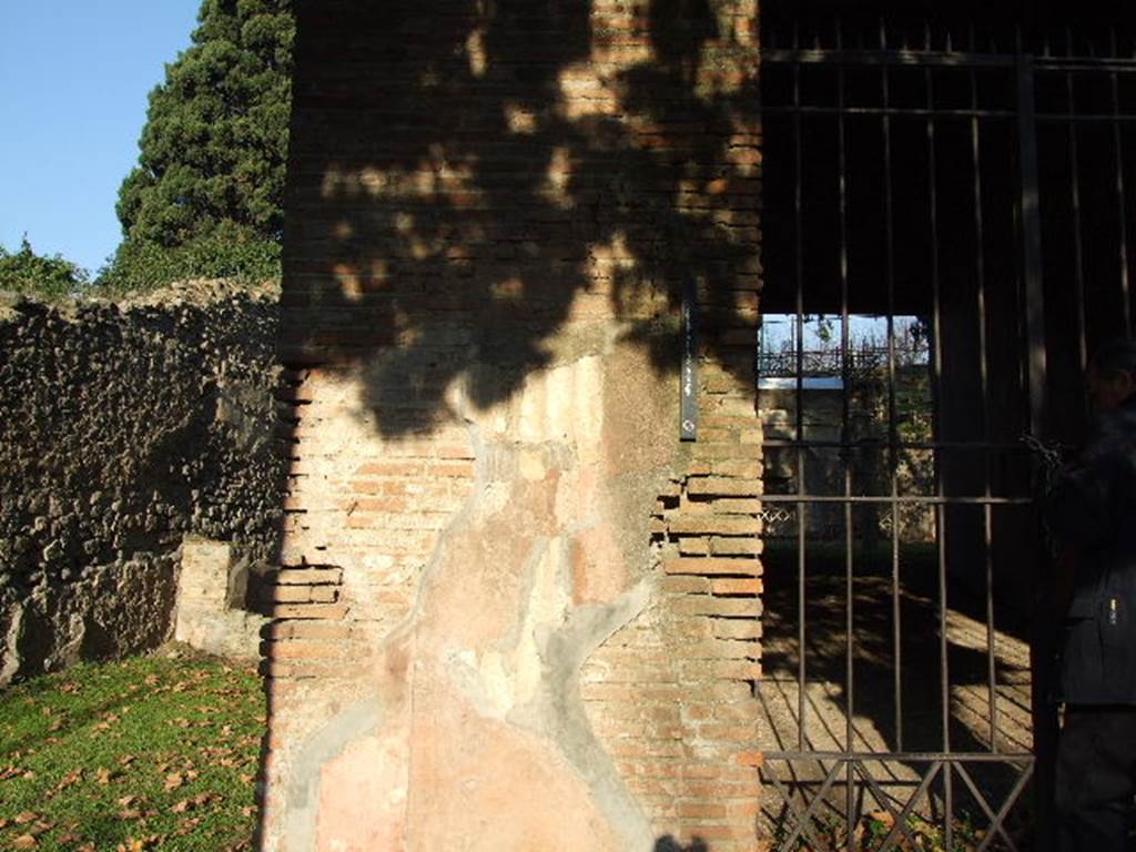 HGE12 Pompeii.  Remains of painted plaster on north side of entrance doorway.