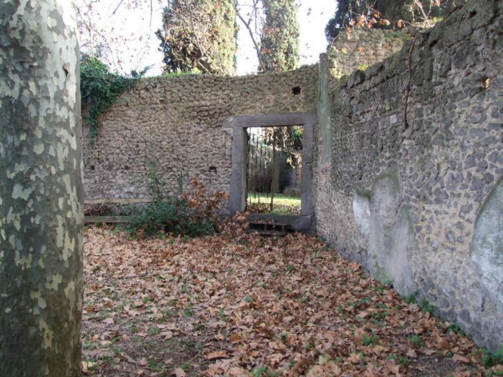 HGE12 Pompeii. December 2006. Doorway in south-west corner of garden area.