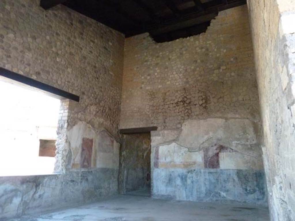 Villa San Marco, Stabiae, September 2015. Room 21, looking towards south-east corner between window and doorway, and south wall.