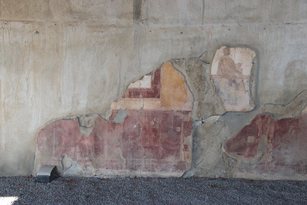 Villa San Marco, Stabiae, October 2022. Portico 2, painted decoration on east wall in south-east corner. Photo courtesy of Klaus Heese.