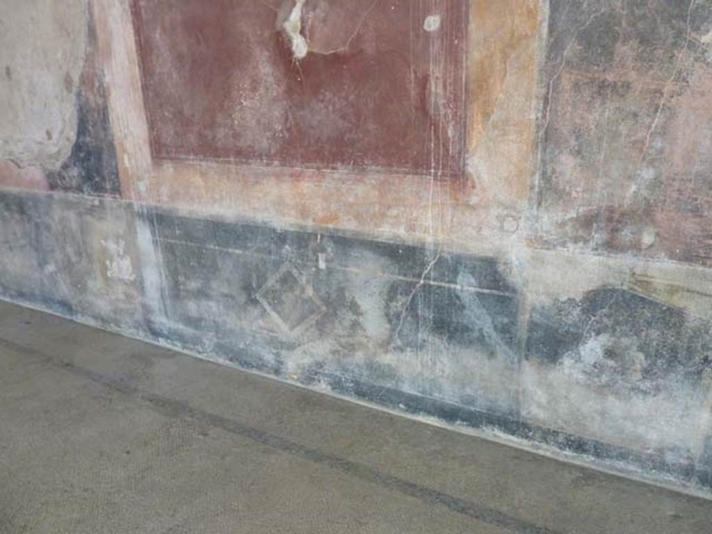 Villa San Marco, Stabiae, September 2015. Room 3, detail of west wall and zoccolo.