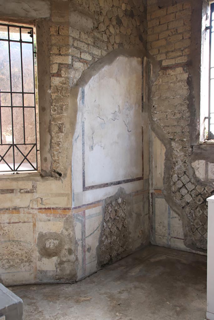 Villa San Marco, Stabiae, October 2022. 
Room 12, south-west corner between two windows. Photo courtesy of Klaus Heese.
