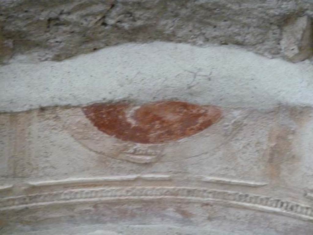 Villa San Marco, Stabiae, September 2015.  Area 65, detail of remaining painting on top of the niche.
