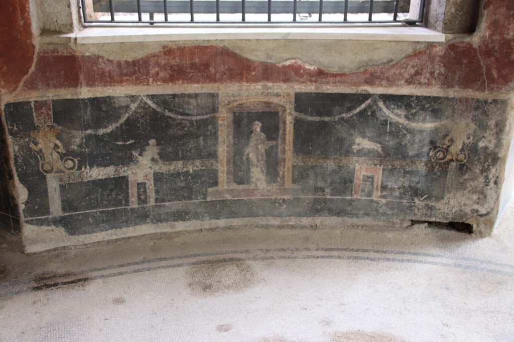 Villa San Marco, Stabiae, September 2019. Room 53, detail of zoccolo under bay window in south wall. Photo courtesy of Klaus Heese.