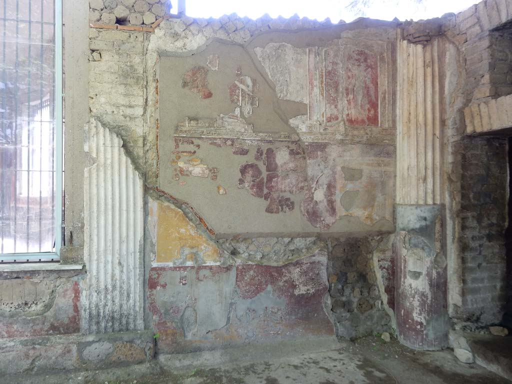 Villa San Marco, Stabiae, June 2019.  
Garden area 9, painted plaster on east wall near doorway to area 62, behind the nymphaeum, on right.
Photo courtesy of Buzz Ferebee.
