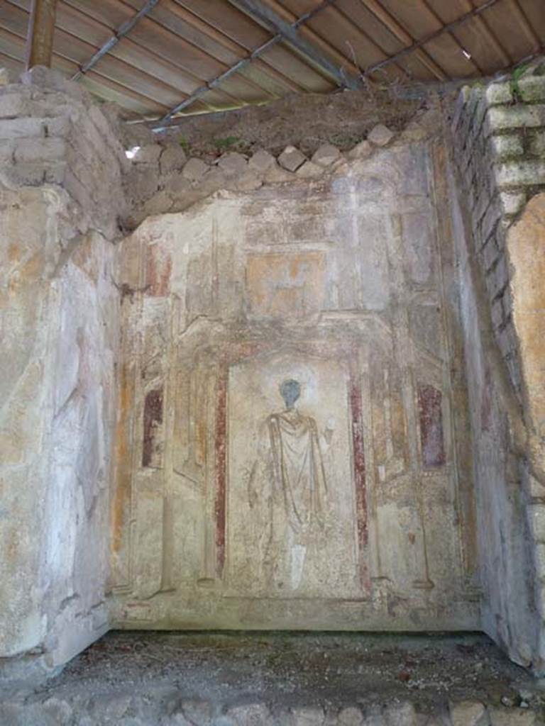 Villa San Marco, Stabiae, September 2015. Area 64, niche 8 with stucco figure of the hunter.