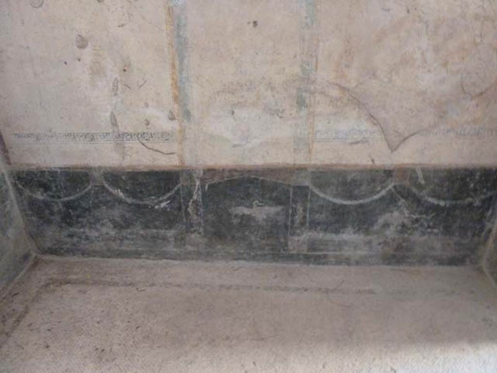 Villa San Marco, Stabiae, September 2015. Room 61, black zoccolo of west wall. 

 
