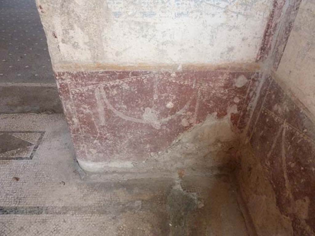 Villa San Marco, Stabiae, September 2015. Room 57, painted bird on zoccolo in north-east corner.