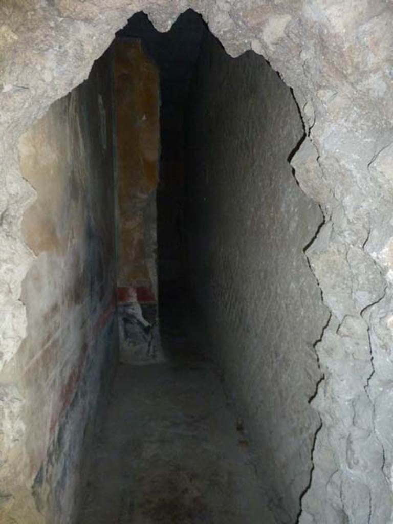 Villa San Marco, Stabiae, September 2015. Room 27, gaping hole, from 18th century tunnelling, in south wall near west wall of kitchen 26.
Looking north into room 27, and the narrow corridor 39 that joins with corridor 49.

