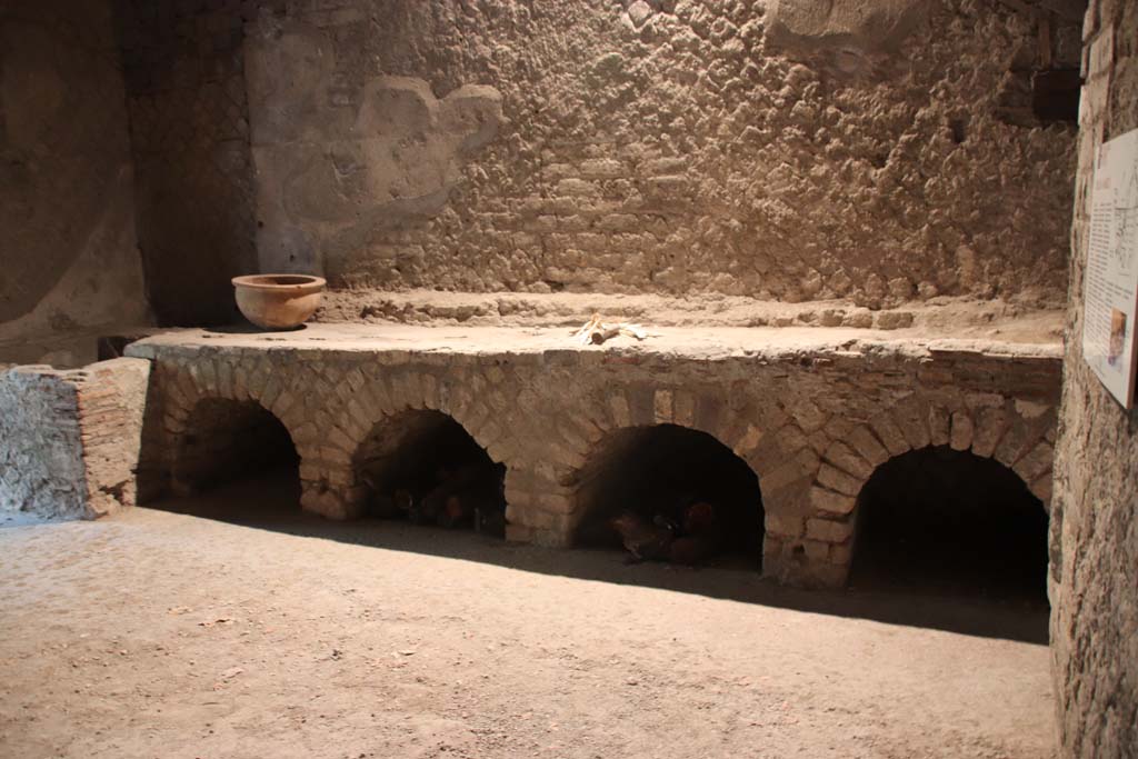 Villa San Marco, Stabiae, September 2015. Room 26, basin/vat in north-west corner of kitchen.