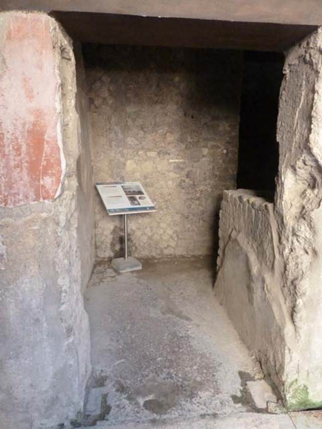 Villa San Marco, Stabiae, September 2015. Doorway to room 26, the kitchen, in the south wall of corridor 32.
